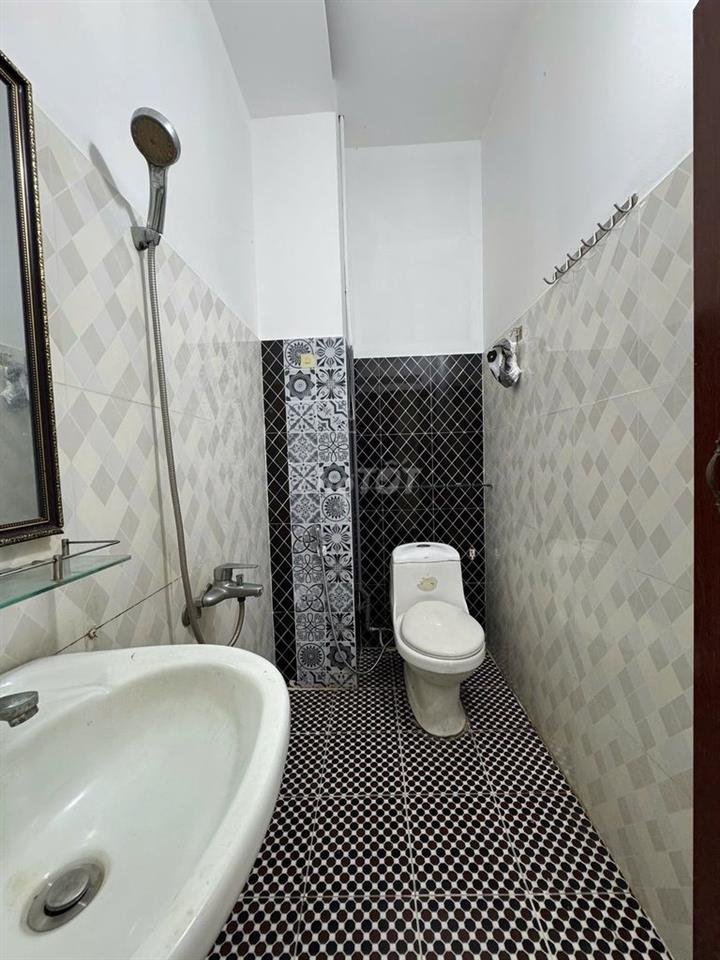 Phòng cho thuê có bancol cửa sổ trời gần công viên làng hoa