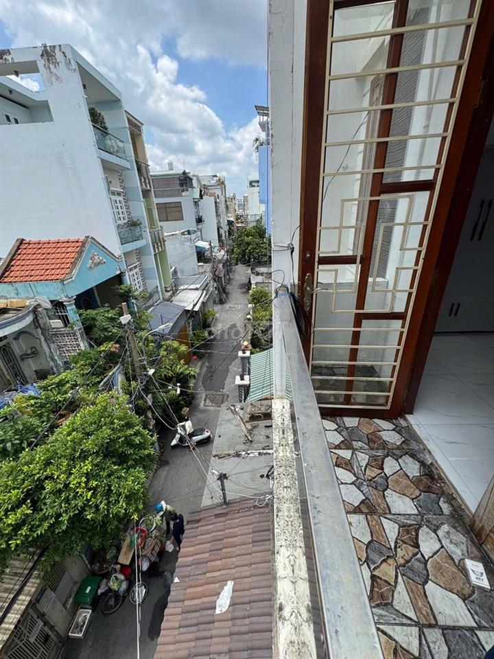 Phòng cho thuê có bancol cửa sổ trời gần công viên làng hoa
