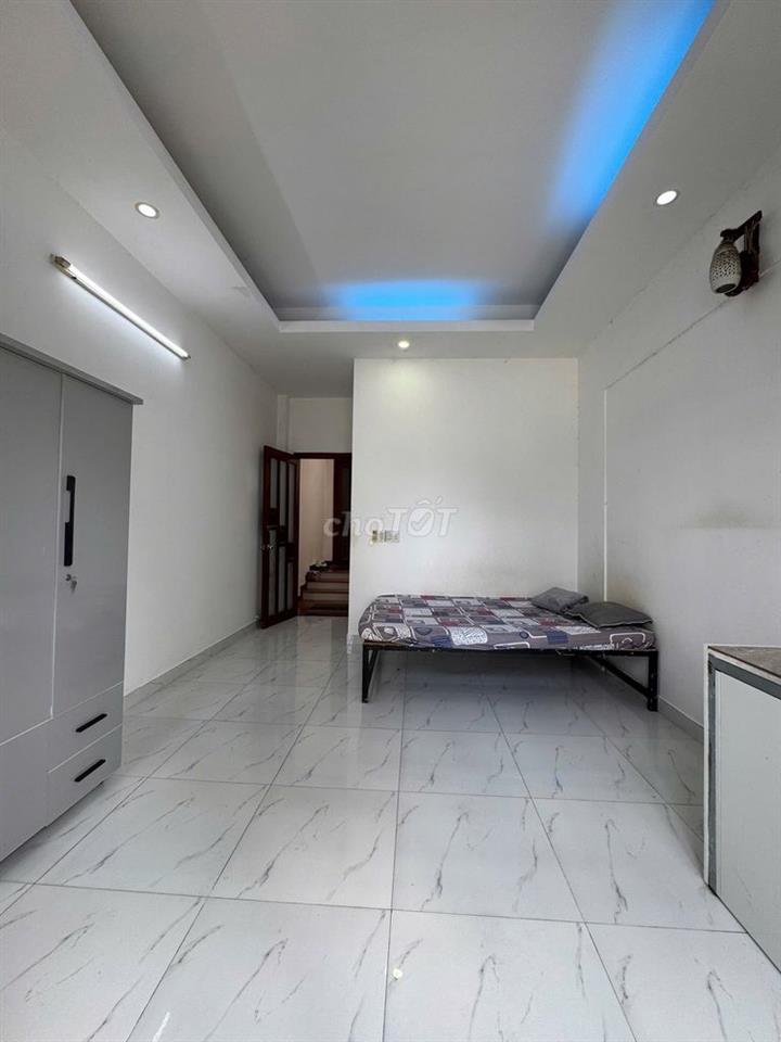 Phòng cho thuê có bancol cửa sổ trời gần công viên làng hoa