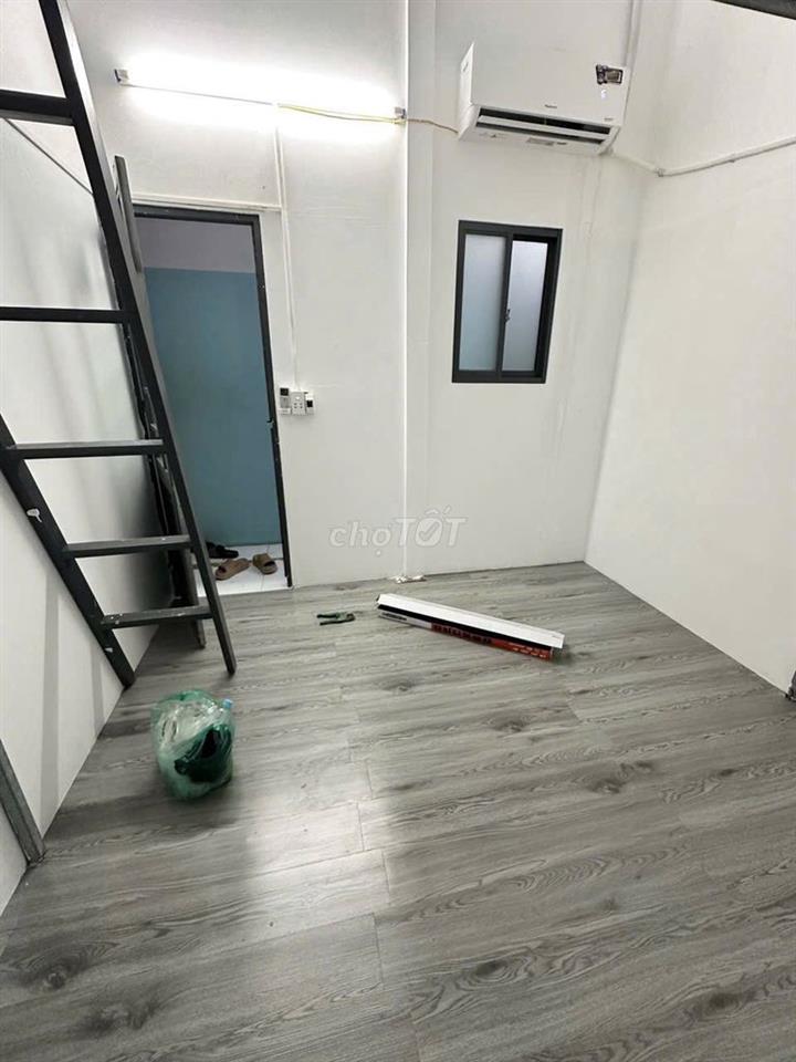 Phòng cho thuê có gác cửa sổ  giá rẻ gần IUH, Gia Định, Sân Bay