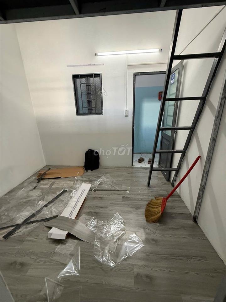 Phòng cho thuê có gác cửa sổ  giá rẻ gần IUH, Gia Định, Sân Bay