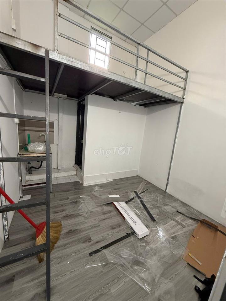 Phòng cho thuê có gác cửa sổ  giá rẻ gần IUH, Gia Định, Sân Bay