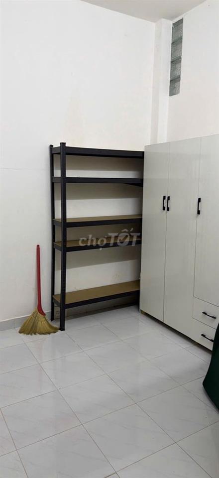 Phòng cho thuê có nội thất cửa sổ trời giá rẻ gần chợ Phạm Văn Bạch
