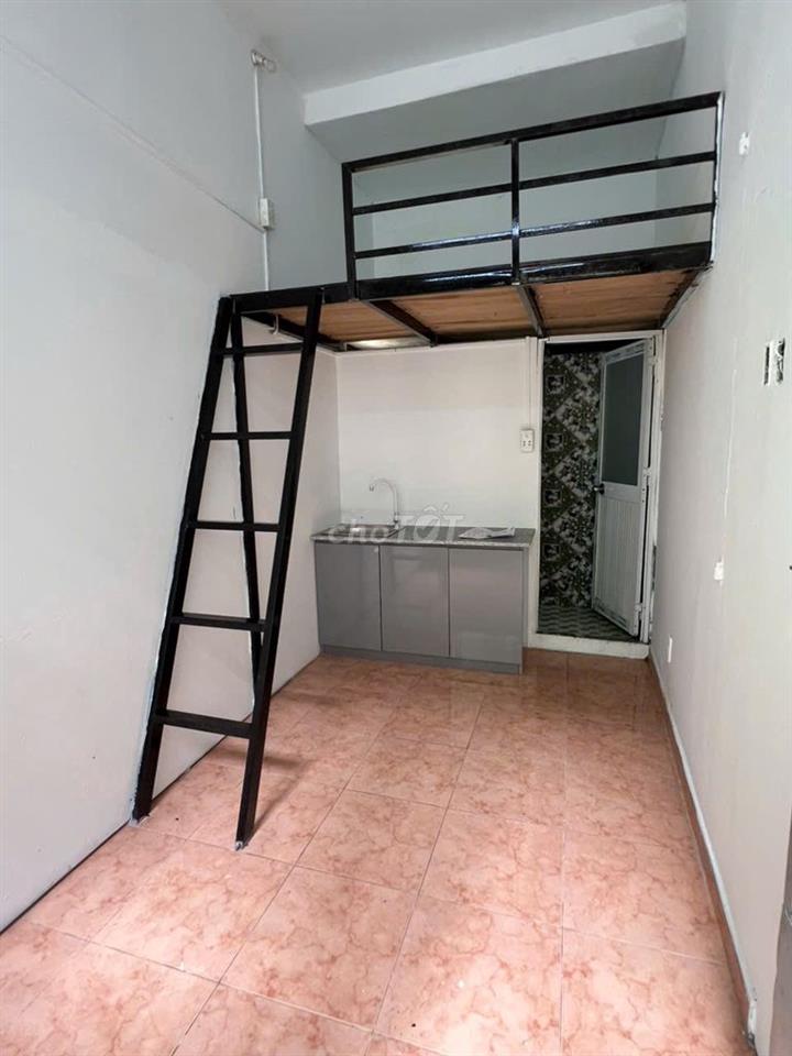 Phòng có gác cao cửa sổ trời thoáng sạch sẽ giá rẻ gần DH Hùng Vương