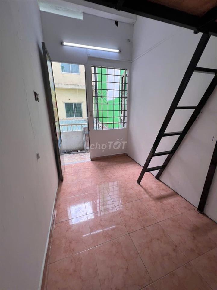 Phòng có gác cao cửa sổ trời thoáng sạch sẽ giá rẻ gần DH Hùng Vương