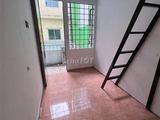 Phòng có gác cao cửa sổ trời thoáng sạch sẽ giá rẻ gần DH Hùng Vương