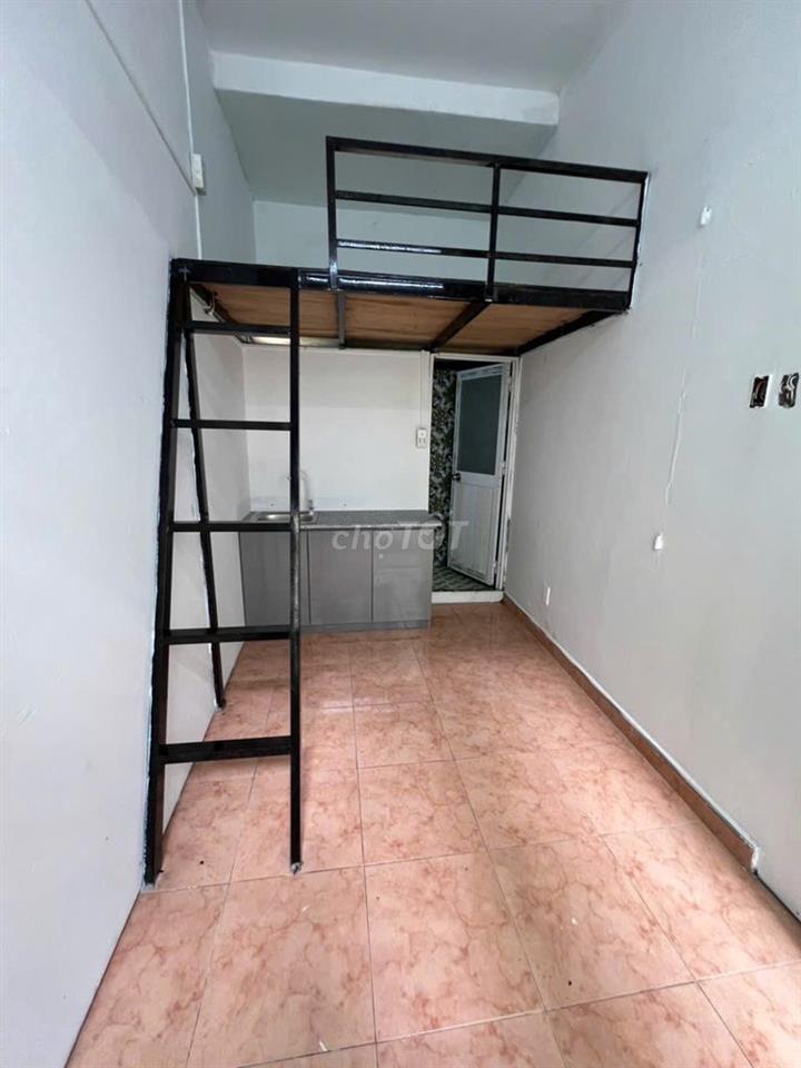 Phòng có gác cao cửa sổ trời thoáng sạch sẽ giá rẻ gần DH Hùng Vương