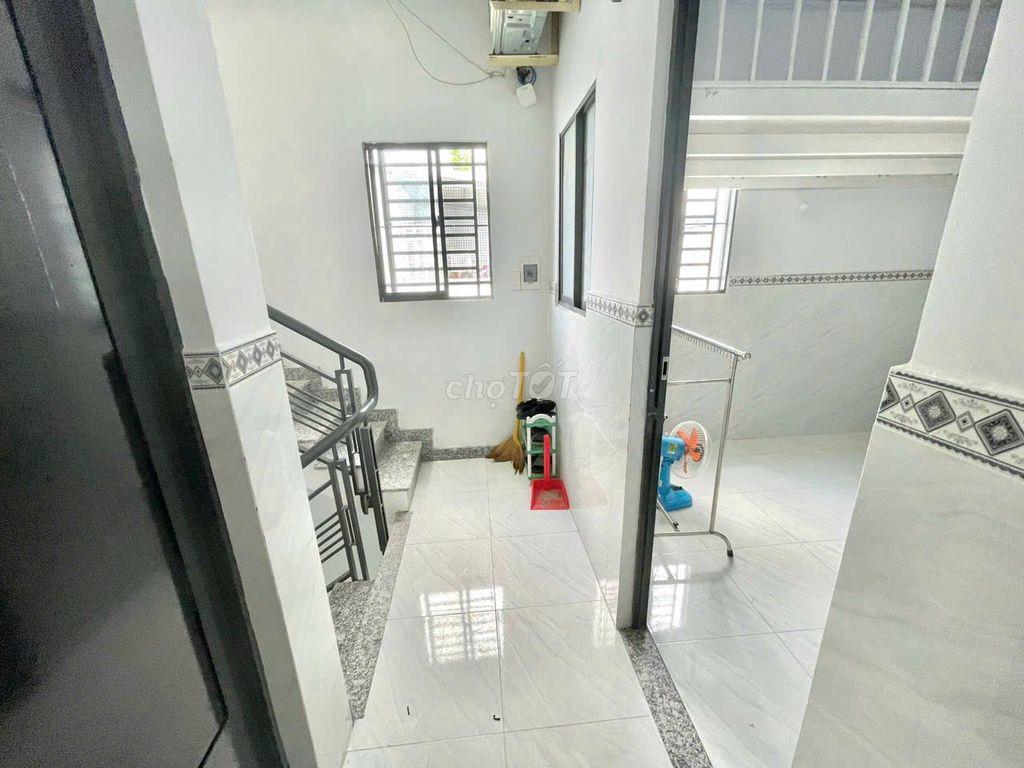 duplex cửa sổ trời full nội thất gần chợ Hạnh Thông Tây, cv Làng Hoa 