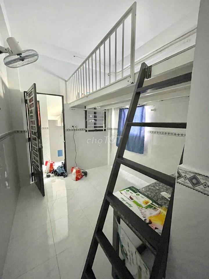 duplex cửa sổ trời full nội thất gần chợ Hạnh Thông Tây, cv Làng Hoa 