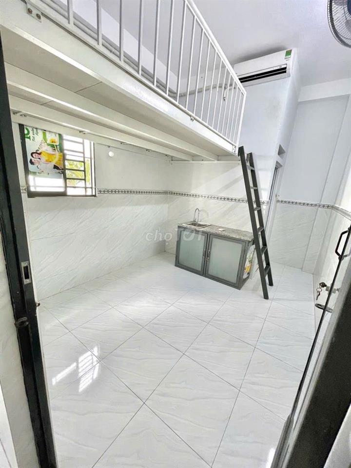 duplex cửa sổ trời full nội thất gần chợ Hạnh Thông Tây, cv Làng Hoa 