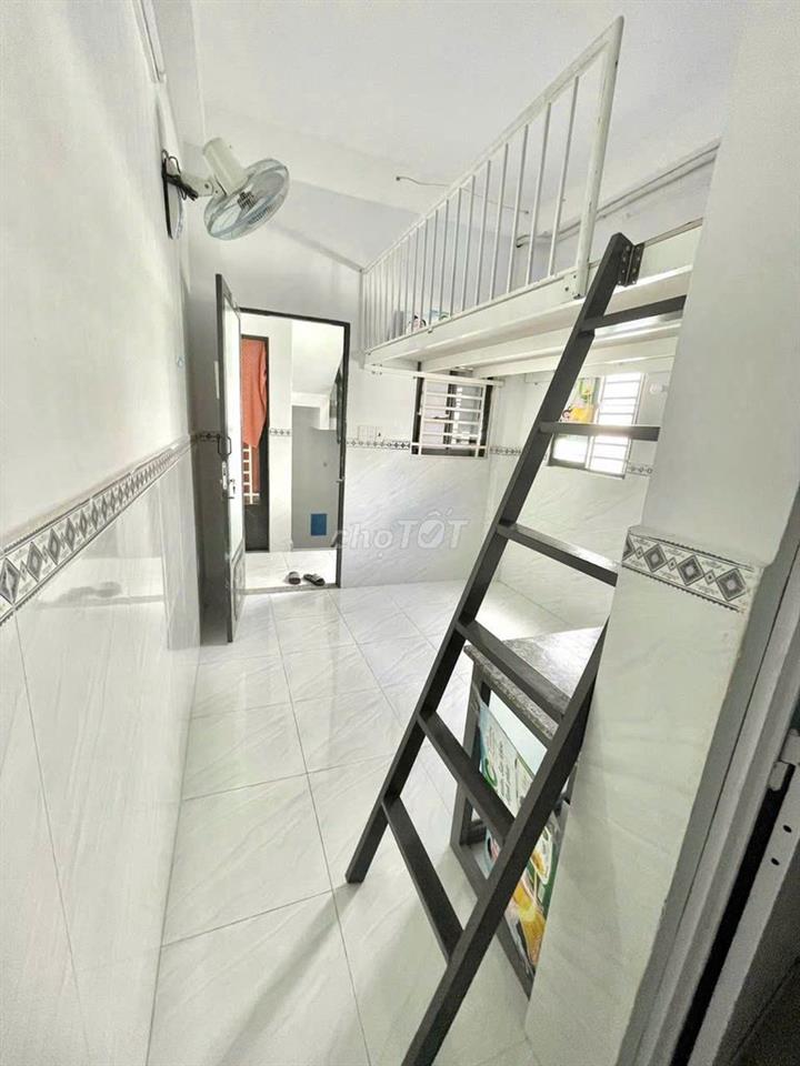 duplex cửa sổ trời full nội thất gần chợ Hạnh Thông Tây, cv Làng Hoa 