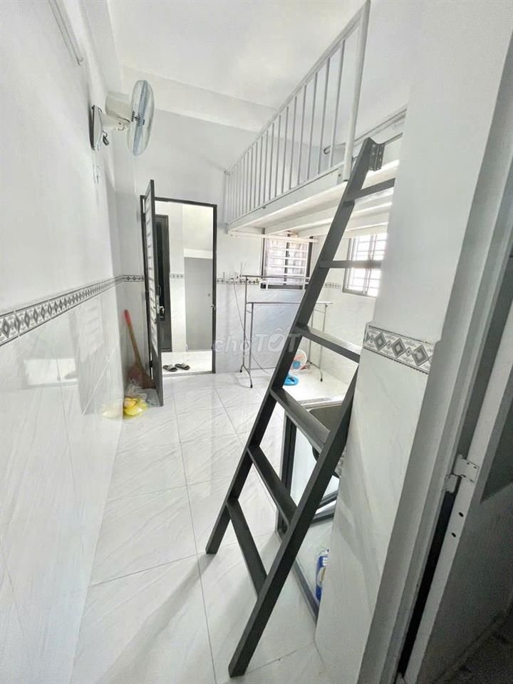 duplex cửa sổ trời full nội thất gần chợ Hạnh Thông Tây, cv Làng Hoa 
