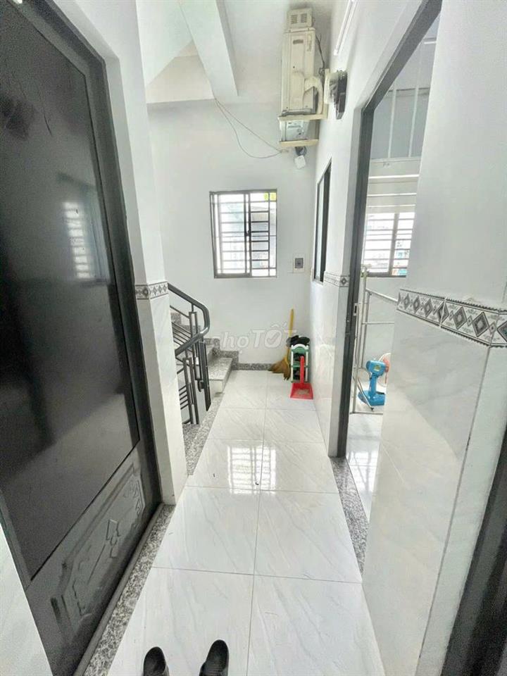 duplex cửa sổ trời full nội thất gần chợ Hạnh Thông Tây, cv Làng Hoa 