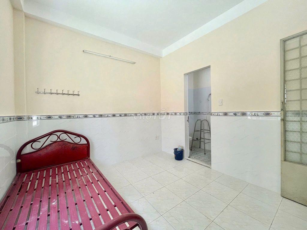 Phòng Studio cửa sổ trời giá rẻ ngay ngã 5 chuồng chó