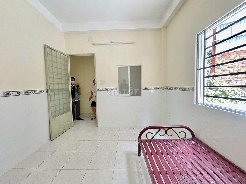 Phòng Studio cửa sổ trời giá rẻ ngay ngã 5 chuồng chó