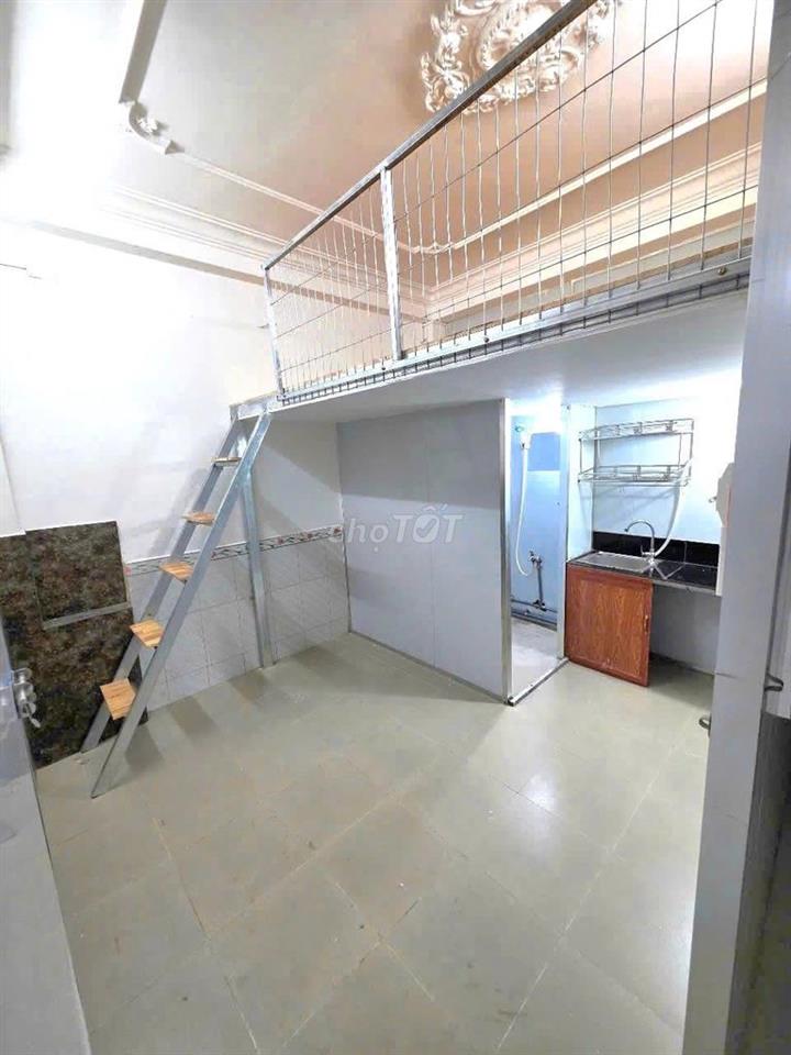 studio bancol cửa sổ trời thoáng mát sẵn máy lạnh tủ lạnh giá rẻ
