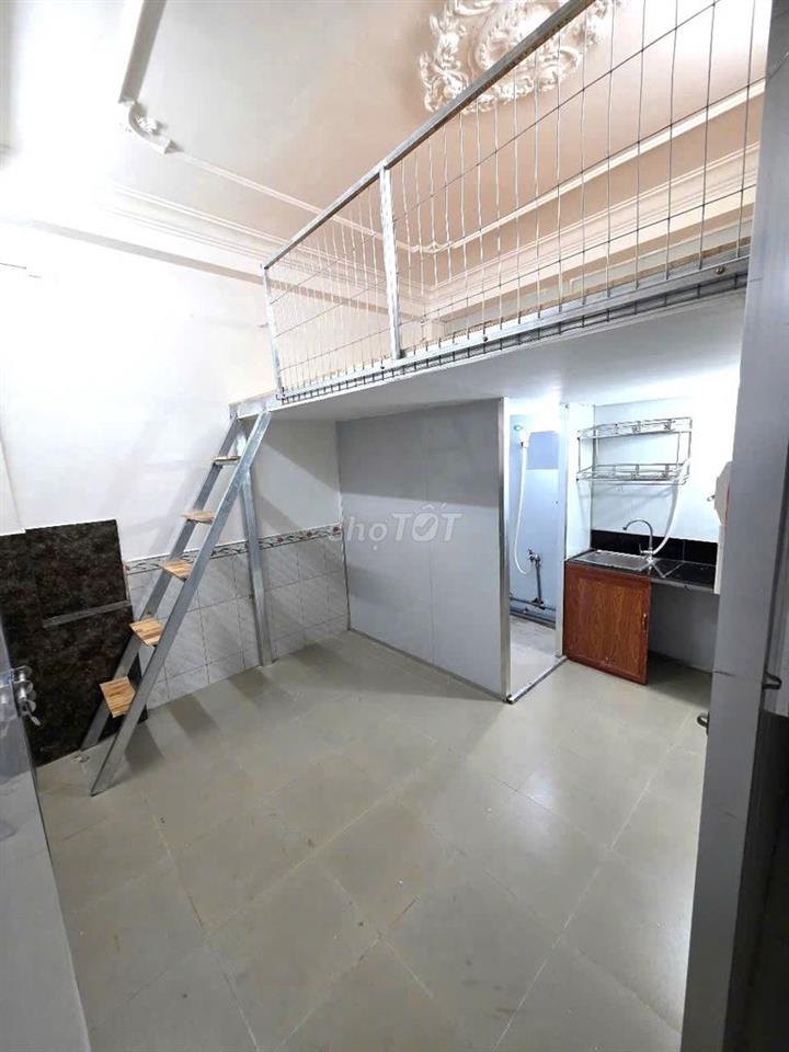 studio bancol cửa sổ trời thoáng mát sẵn máy lạnh tủ lạnh giá rẻ