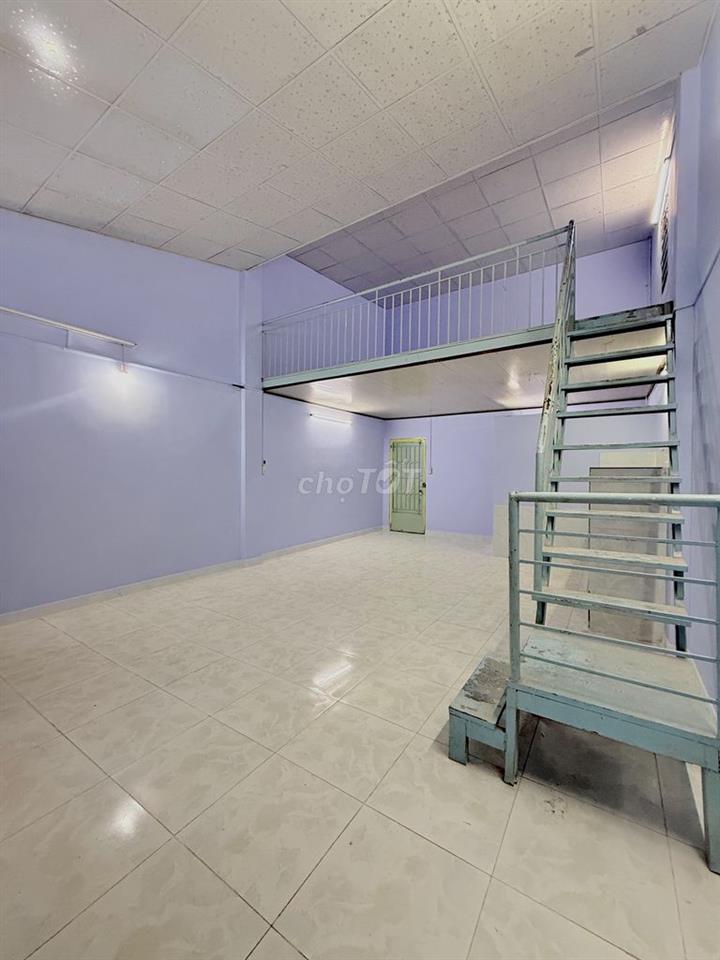 Nhà cấp 4 rộng rãi gác cao hẻm Tân Sơn gần chợ Phạm văn Bạch