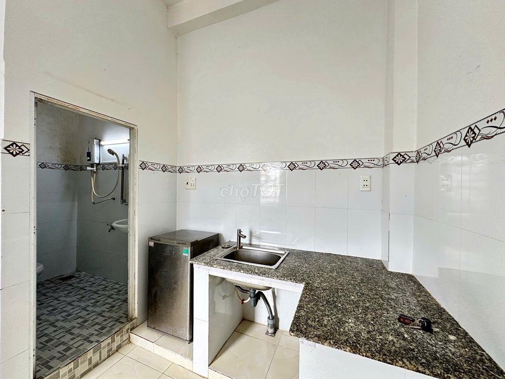 studio bancol cửa sổ trời sẵn nội thất như ảnh giá rẻ gần IUH VLU