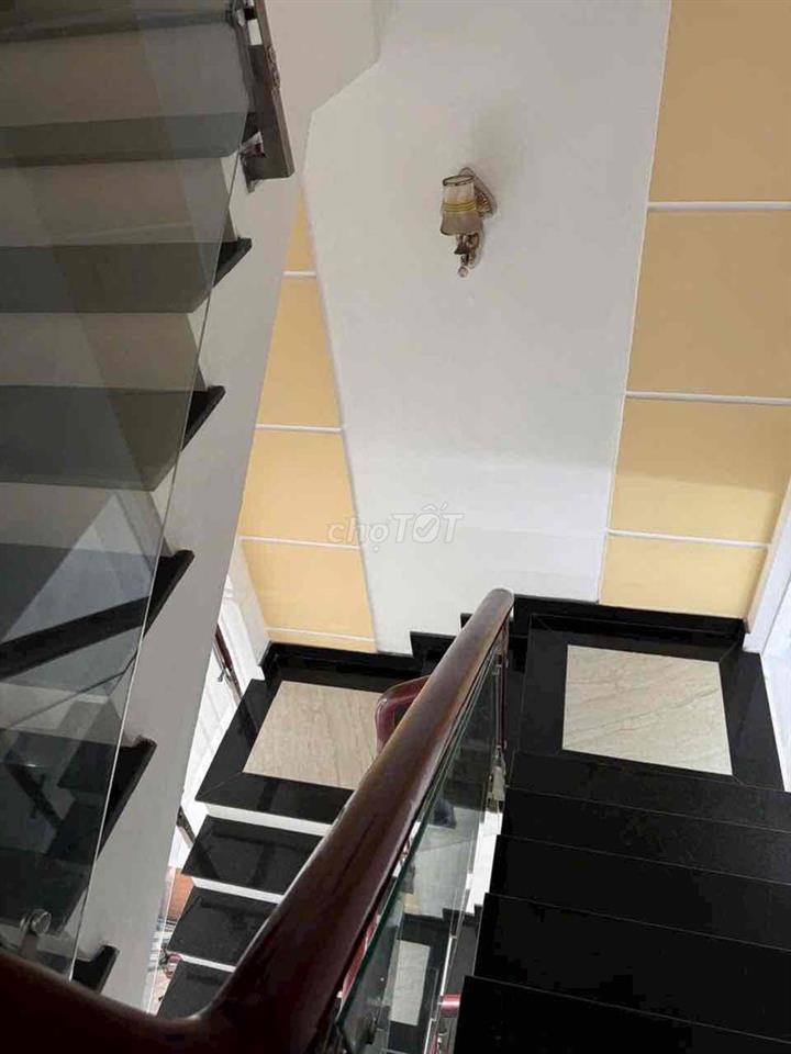 cho thuê nhà  đường số 28 p6 ( 4x18) lửng , 3 lầu , 4pn , 5wc