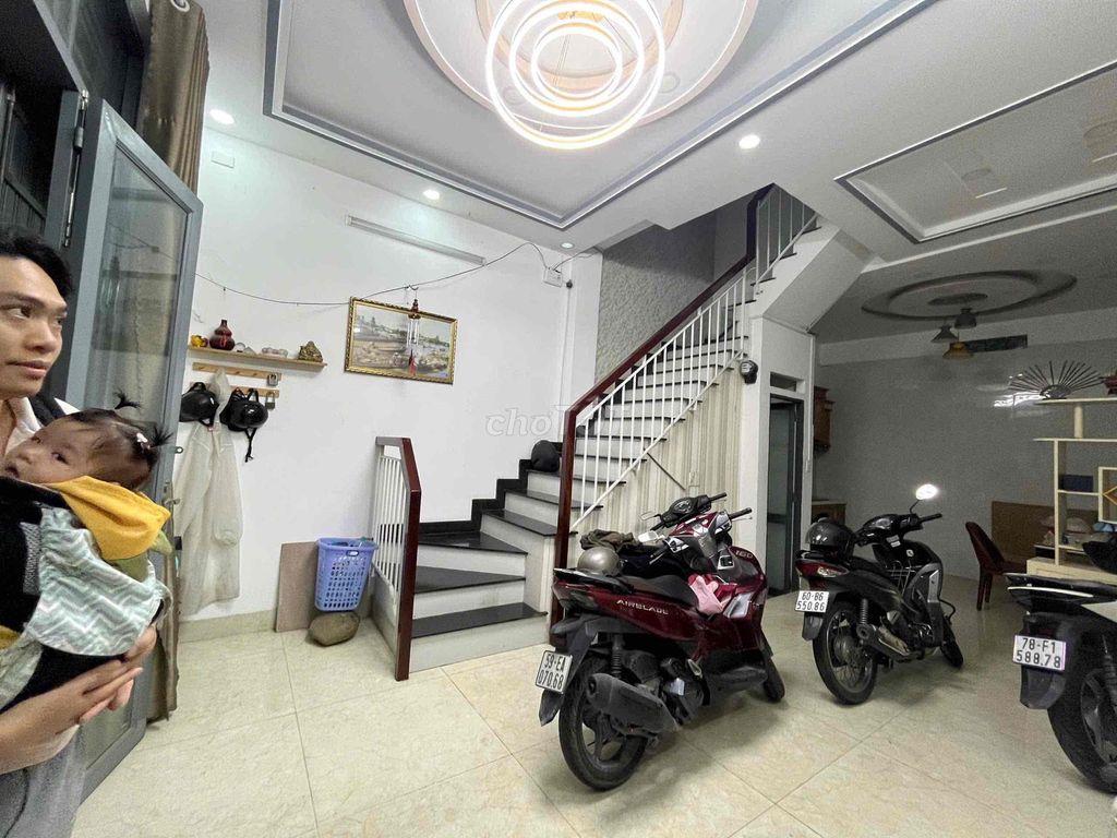 Cho thuê nhà 100/ đs 3 p9 ( 4,5x12) 1 trệt 2 lầu , 4pn , 5wc full nt