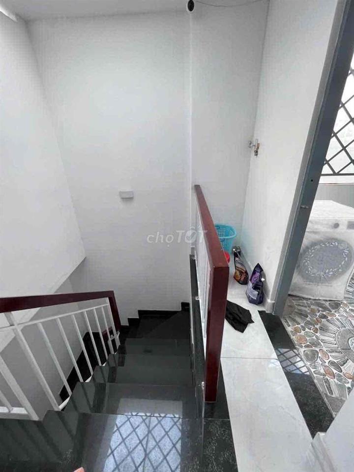 Cho thuê nhà 100/ đs 3 p9 ( 4,5x12) 1 trệt 2 lầu , 4pn , 5wc full nt