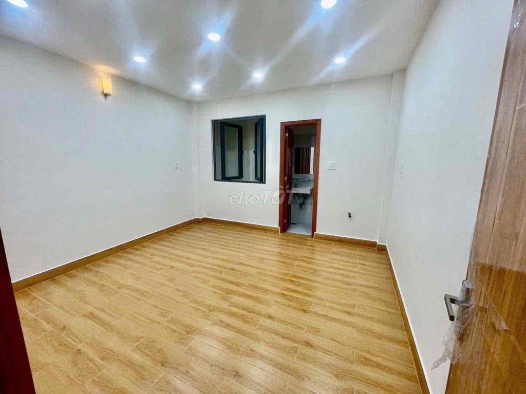 cho thuê nhà 16/ đs 8 p11( 4x17) trệt , 2 lầu , 4pn , 5wc , ở liền