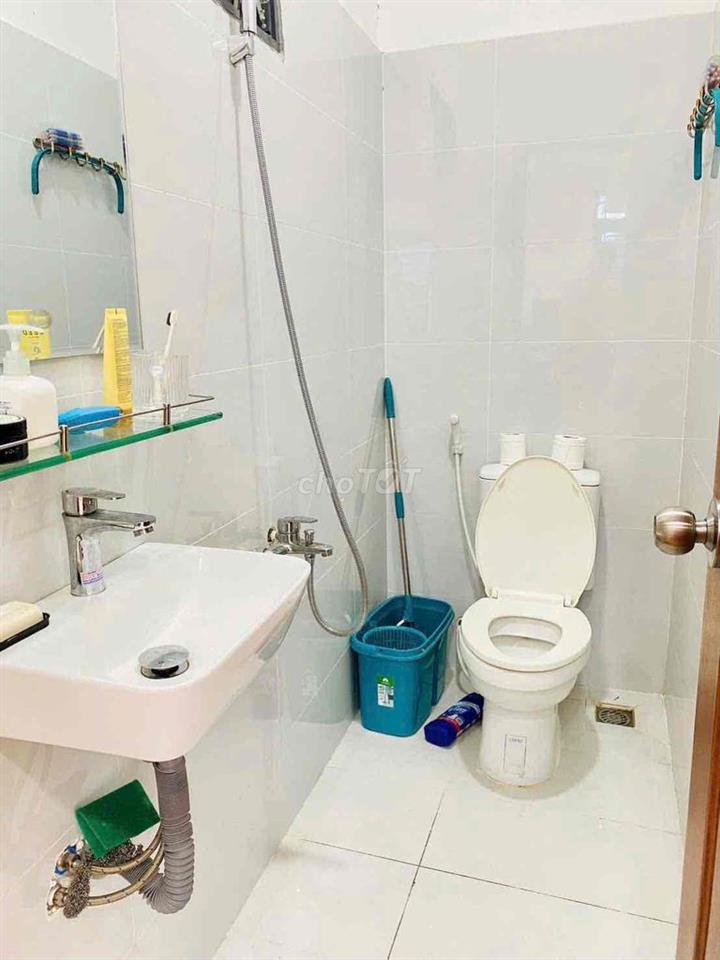 cho thuê nhà 16/ đs 8 p11( 4x17) trệt , 2 lầu , 4pn , 5wc , ở liền