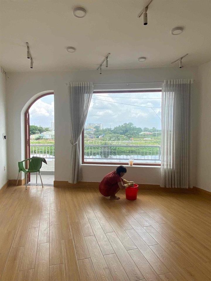 nhà 5m x 11, đúc 3 tấm , mặt tièn đường Bờ Kè , Lê đức thọ