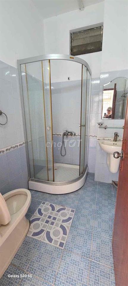 nhà măt tiền đường số 4, p11, .  4m x 20m , đúc 4 tấm . 14tr/ tháng