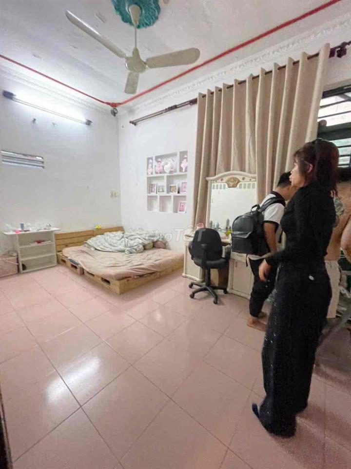 nhà 5 x 18, đúc 1 lững , 1 lầu , 4pn , đường 12m