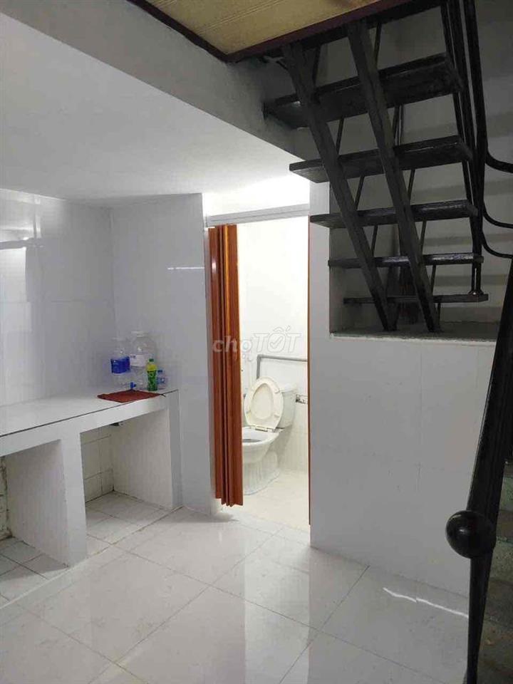 Cho thuê nhà chính chủ - điện nước chính. DT: (4*12)m2, có gác lửng. 2