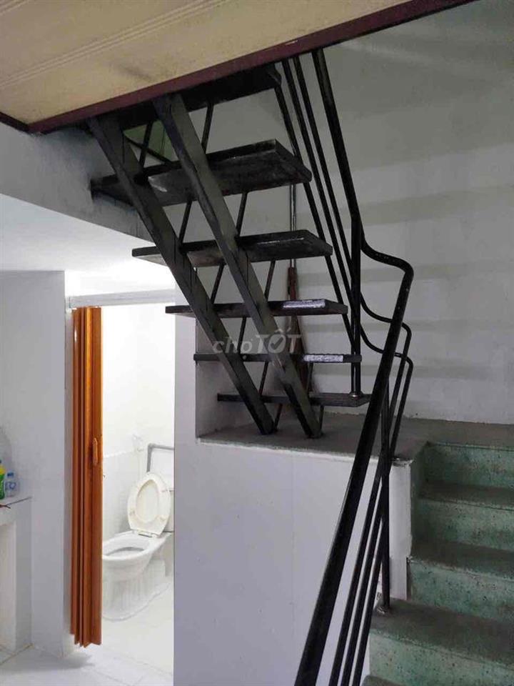 Cho thuê nhà chính chủ - điện nước chính. DT: (4*12)m2, có gác lửng. 2