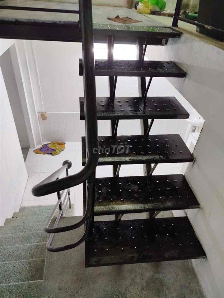 Cho thuê nhà chính chủ - điện nước chính. DT: (4*12)m2, có gác lửng. 2
