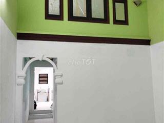 Cho thuê nhà chính chủ - điện nước chính. DT: (4*12)m2, có gác lửng. 2