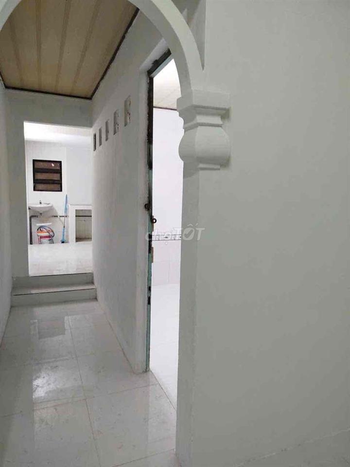 Cho thuê nhà chính chủ - điện nước chính. DT: (4*12)m2, có gác lửng. 2