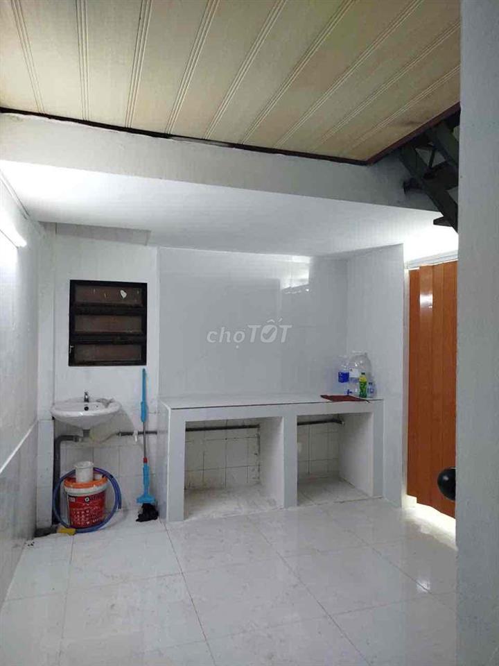 Cho thuê nhà chính chủ - điện nước chính. DT: (4*12)m2, có gác lửng. 2