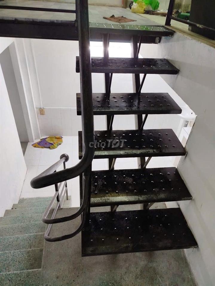 Cho thuê nhà chính chủ - điện nước chính. DT: (4*12)m2, có gác lửng.