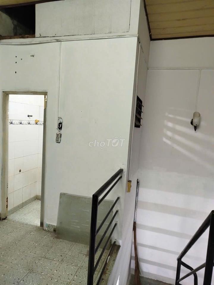 Cho thuê nhà chính chủ - điện nước chính. DT: (4*12)m2, có gác lửng.