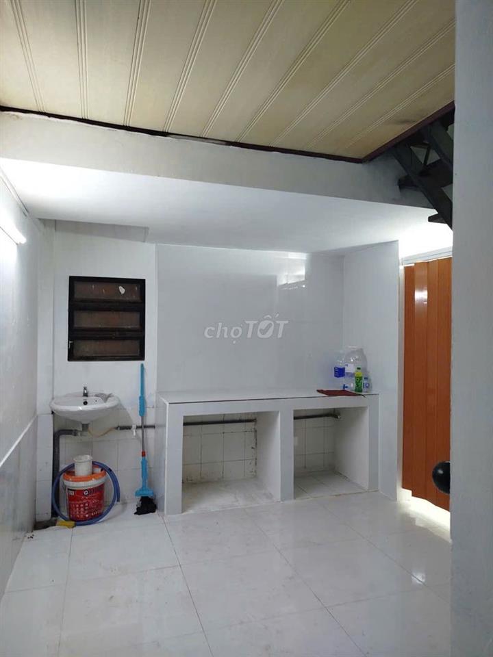 Cho thuê nhà chính chủ - điện nước chính. DT: (4*12)m2, có gác lửng.