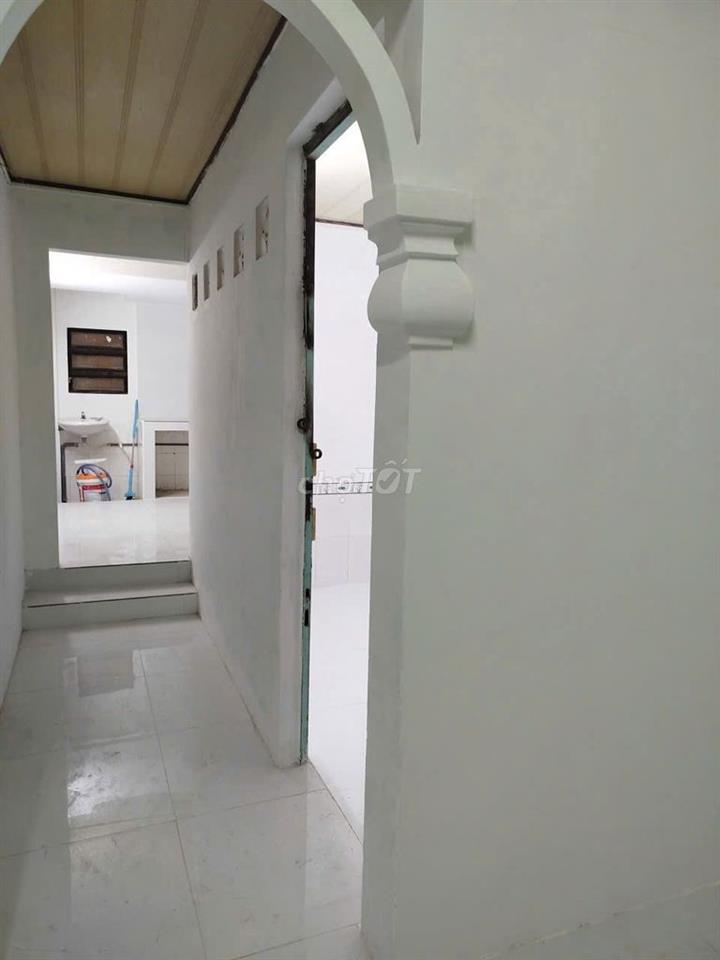 Cho thuê nhà chính chủ - điện nước chính. DT: (4*12)m2, có gác lửng.