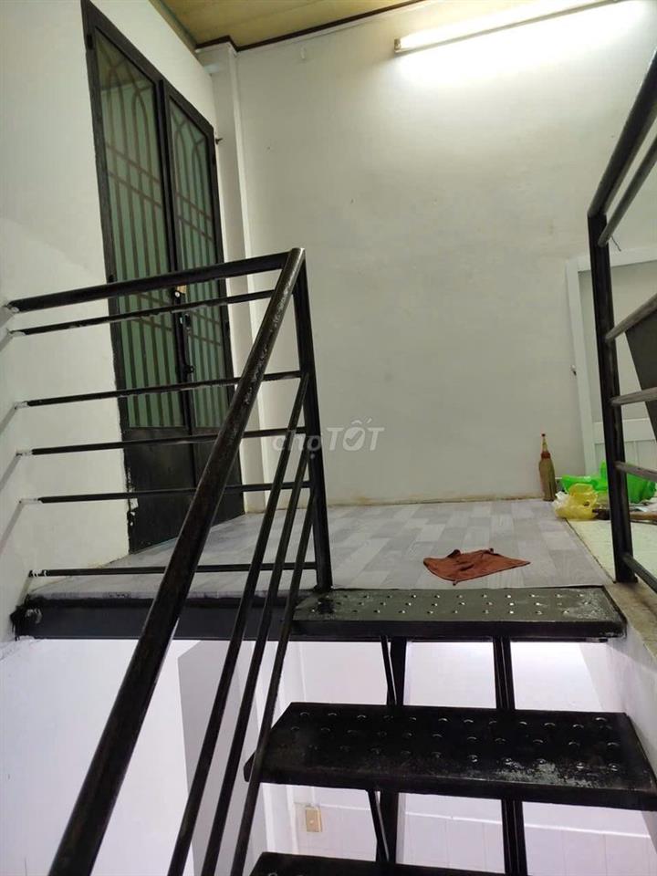 Cho thuê nhà chính chủ - điện nước chính. DT: (4*12)m2, có gác lửng.