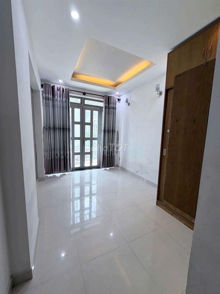 nhà trông vào ỏ ngay được 
