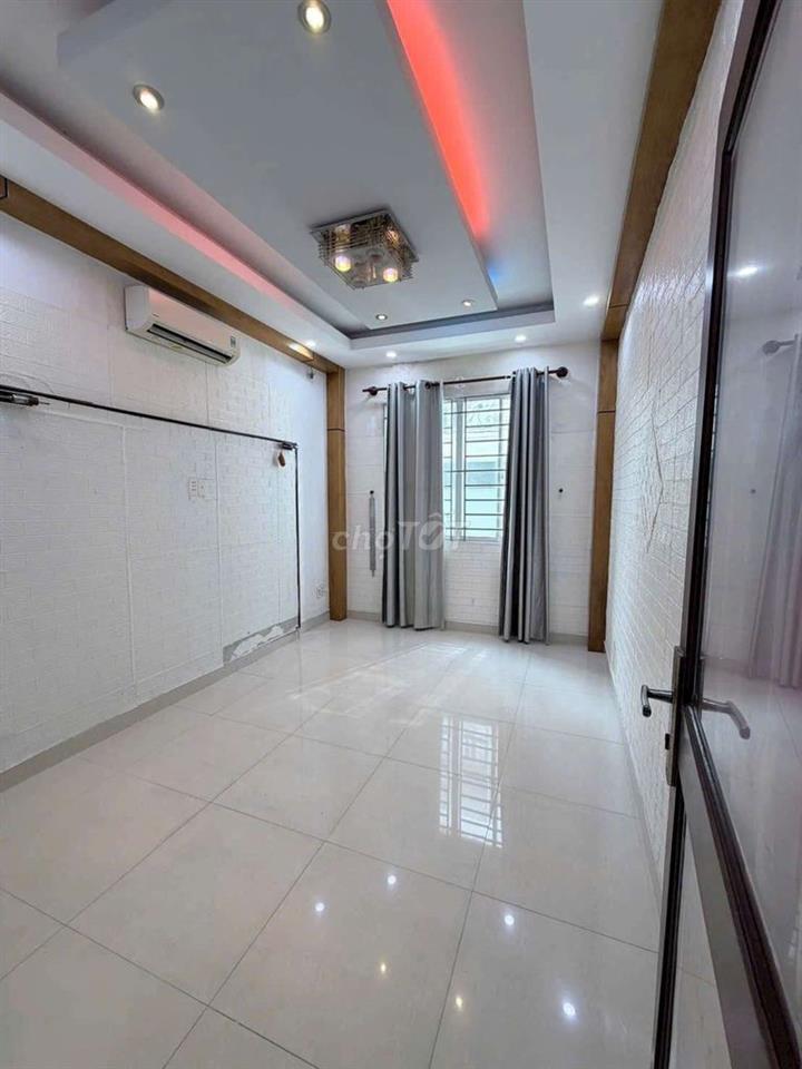 nhà trông vào ỏ ngay được 