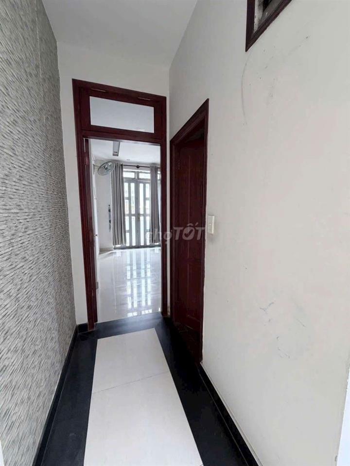 nhà trông vào ỏ ngay được 