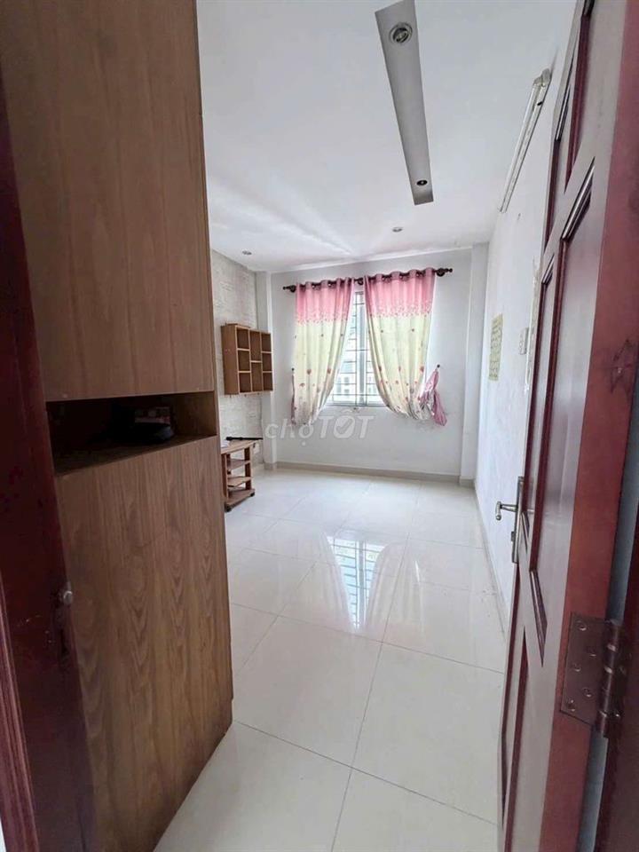 nhà trông vào ỏ ngay được 