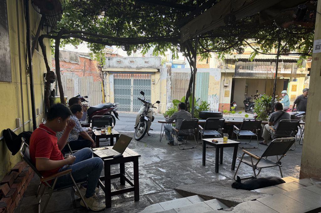 Sang quán cà phê giá rẻ