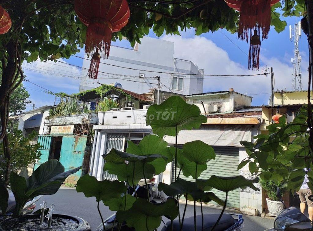 Cần sang quán cà phê lâu năm 