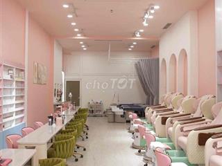sang nhượng tiệm nail - gội đầu - nối mi ngay ngã 4 CV Làng Hoa gò vấp