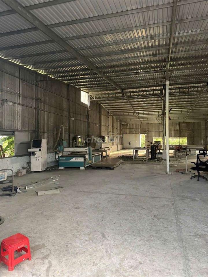 cho thue kho xuong 700m thah xuan 52